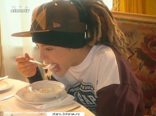 FuNNy Pic`s with Tokio Hotel - nu gasesc nimik amuzant in acea poza, dar ie uite - ..::Tokio Hotel::..